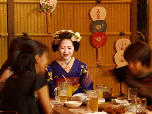 2008ビア舞妓と客.JPG 2008ビア舞妓と客.JPG