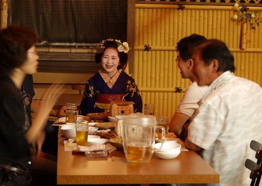 2010ビア舞妓と客-2.JPG 2010ビア舞妓と客-2.JPG